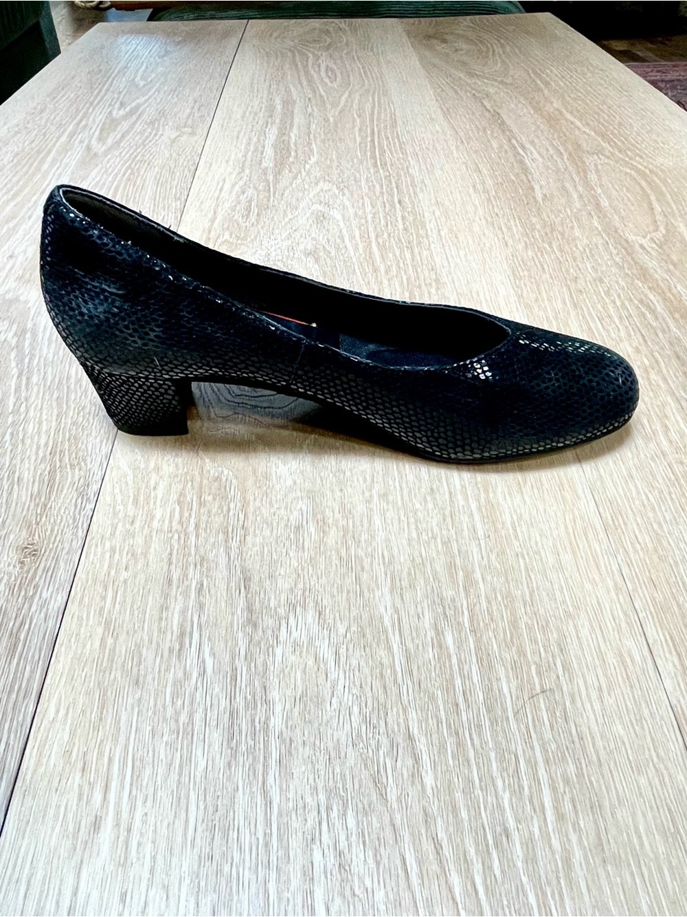 Rockport Womenโs Total Motion Black Textured Leather Block Heel Pump